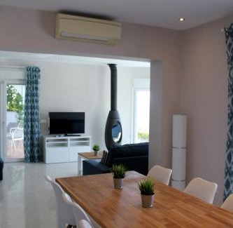 Canillas de Aceituno House | Beautiful Casa Lucía: 4-Star Oceanfront with Pool