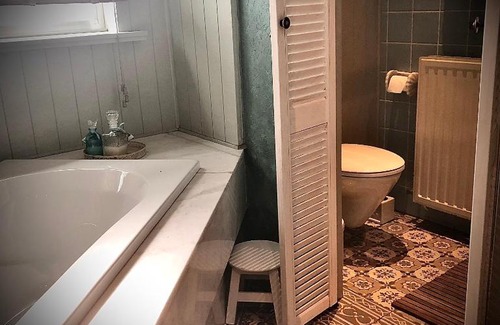 Sint-Amandsberg Bed & Breakfast | Top-Rated Casa Lucinda with Hot Tub & Kitchen Access