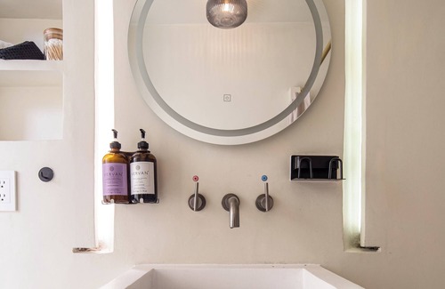 Ruta Independencia House | Casa Lumos - Minimalist Comfort Suites in Centro Historico