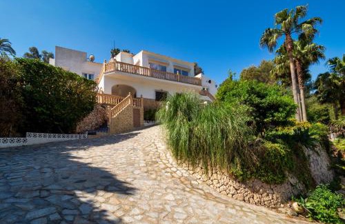 Mar Azul Villa | Relax at Casa Luna: Oceanfront Retreat with Pool Access