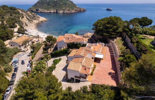 Mar Azul Villa | Relax at Casa Luna: Oceanfront Retreat with Pool Access