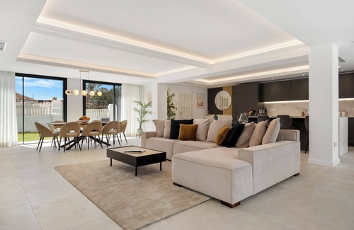 Urbanizacion Marbessa Villa | Casa Luna Spa: Modern Villa with Oceanfront Pool & Spa