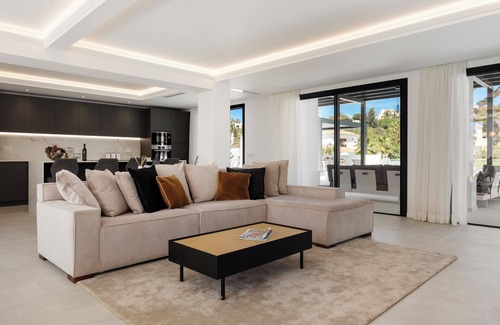 Urbanizacion Marbessa Villa | Casa Luna Spa: Modern Villa with Oceanfront Pool & Spa