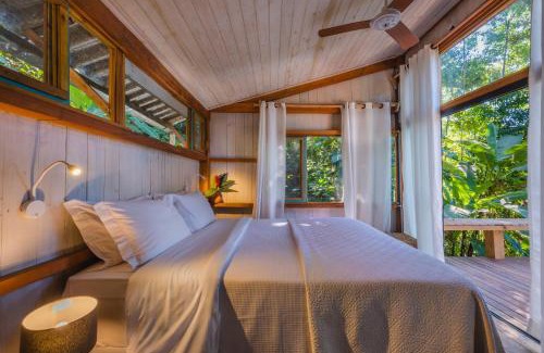 Paraty House | Discover Casa Luz: Oceanfront Retreat with Spa & Pool