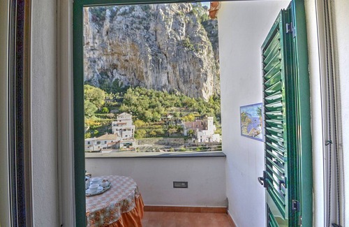 Amalfi House | Casa Macrina A: Cheerful Apartment Near Amalfi Cathedral