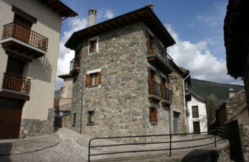 Siresa House | Discover Casa Magdalena Autural: Family-Friendly Retreat