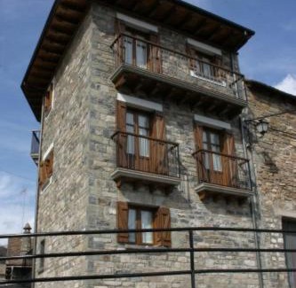Siresa House | Discover Casa Magdalena Autural: Family-Friendly Retreat