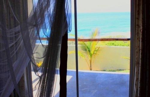 Tofo House | Beachfront Bliss at Casa Malcampo with Pool & Breakfast