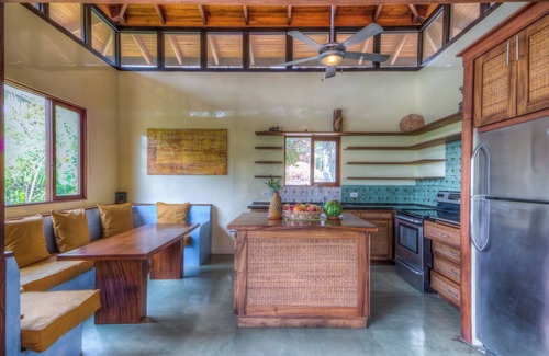 Garza House | Casa Manigordos: Private Tropical Oasis – 5 Min Walk to Playa Guiones, Nosara