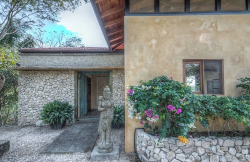 Garza House | Casa Manigordos: Private Tropical Oasis – 5 Min Walk to Playa Guiones, Nosara