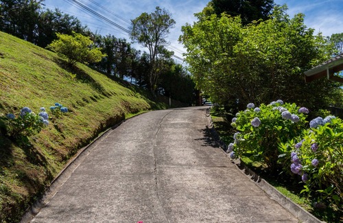 Recanto Araucaria House | Pet-Friendly Casa Mantiqueira with Spa & Breakfast in Campos