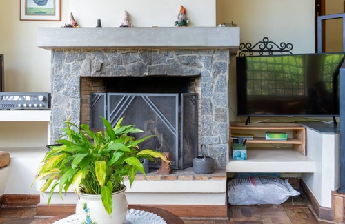 Recanto Araucaria House | Pet-Friendly Casa Mantiqueira with Spa & Breakfast in Campos