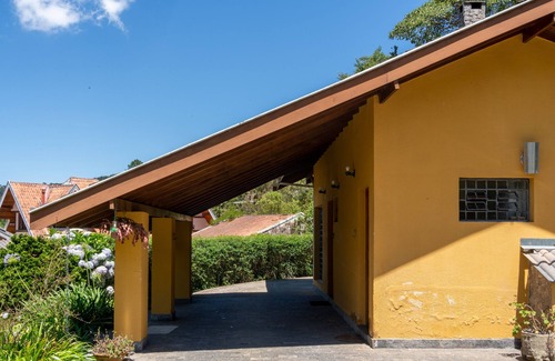 Recanto Araucaria House | Pet-Friendly Casa Mantiqueira with Spa & Breakfast in Campos