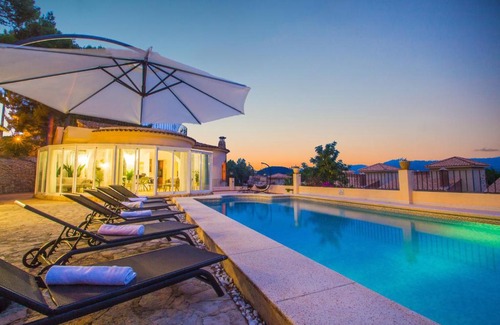 La Nucia Apartment | Experience Casa Mar: Oceanfront Getaway with Pool Access