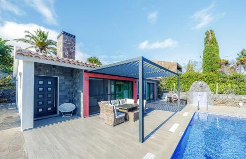 Canico House | Idyllic Casa Maravilha: Oceanfront Escape with Pool & Pets