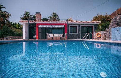 Canico House | Idyllic Casa Maravilha: Oceanfront Escape with Pool & Pets
