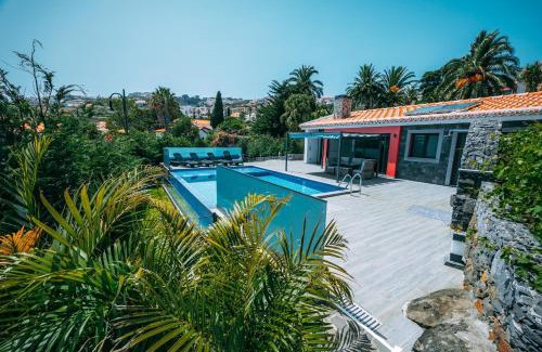Canico House | Idyllic Casa Maravilha: Oceanfront Escape with Pool & Pets