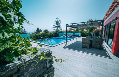 Canico House | Idyllic Casa Maravilha: Oceanfront Escape with Pool & Pets