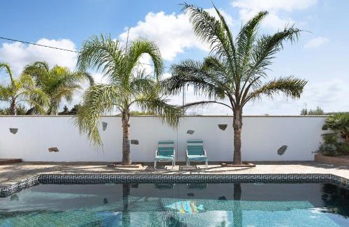 Conil de la Frontera House | Casa Mari Loli 1: Family Retreat with Pool & Pet-Friendly