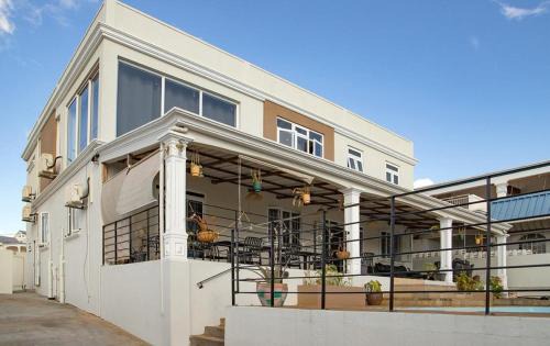 Port Louis Bed & Breakfast | Discover Casa Maria: Oceanfront Retreat with Pool & Hot Tub