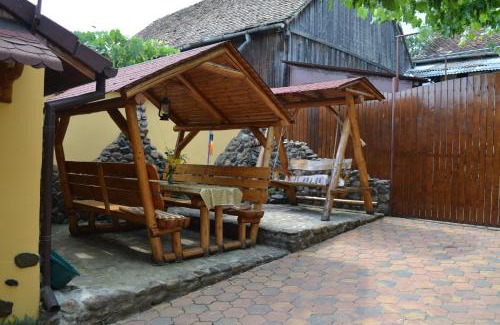 Sura Mica House | Family-Friendly Casa Maria with Top Ratings and Kitchen
