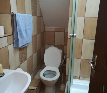 Sura Mica House | Family-Friendly Casa Maria with Top Ratings and Kitchen