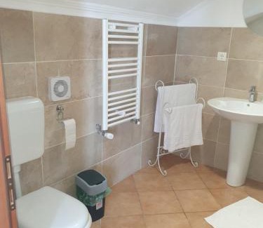 Negresti-Oas Bed & Breakfast | Family-Friendly Retreat at Casa Maria - 10/10 Guest Rated