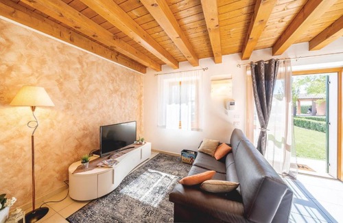 Cavaion Veronese Apartment | Delightful Casa Mary: Family-Friendly with a Pool Oasis