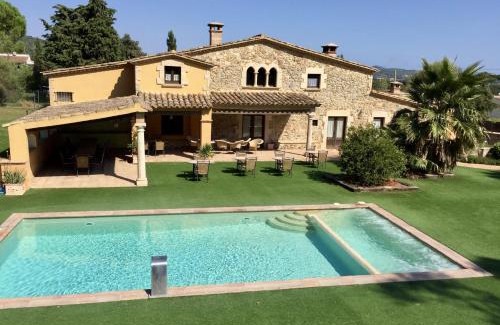 Mont-Ras Ski Chalet | Pet-Friendly Casa Mas Molines with Oceanfront Views