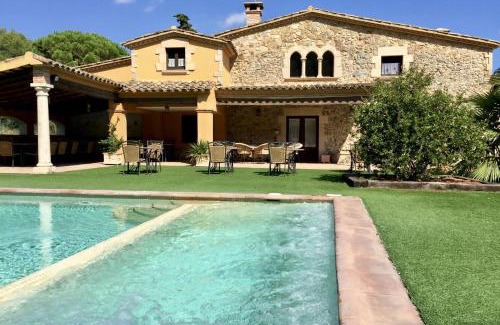 Mont-Ras Ski Chalet | Pet-Friendly Casa Mas Molines with Oceanfront Views