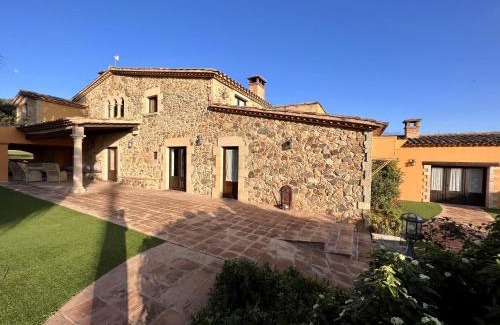 Mont-Ras Ski Chalet | Pet-Friendly Casa Mas Molines with Oceanfront Views