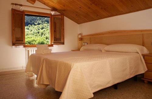Buira House | Family-Friendly Stay at Casa Masover with Dining Options