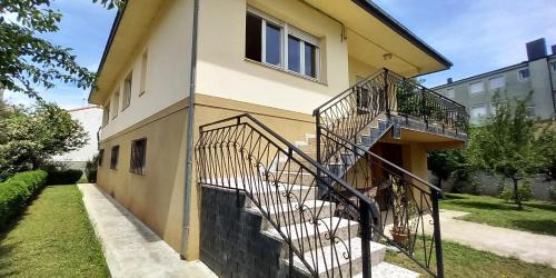 Catasol House | Independent Casa in Central Melide - Ideal for Families