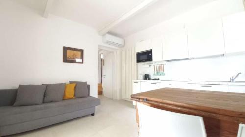 Colombaro Apartment | Casa Mavi: Family-Friendly Stay with Delicious Dining