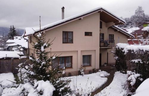 Lupeni Villa | Charming Casa Maxim: Private Retreat at Straja Mountain