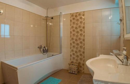 Lupeni Villa | Charming Casa Maxim: Private Retreat at Straja Mountain