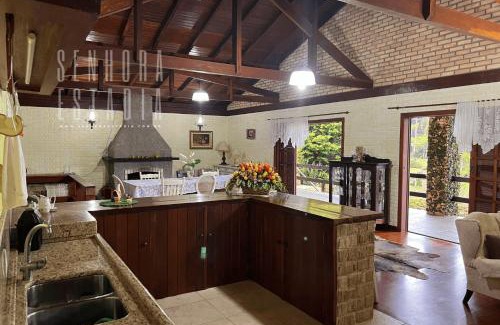 Rancho Queimado House | Casa Merlot: Cozy Retreat with Lake Views and Fireplace