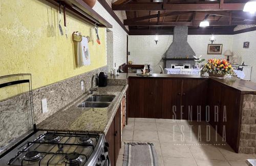 Rancho Queimado House | Casa Merlot: Cozy Retreat with Lake Views and Fireplace