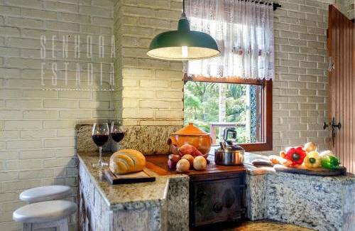 Rancho Queimado House | Casa Merlot: Cozy Retreat with Lake Views and Fireplace