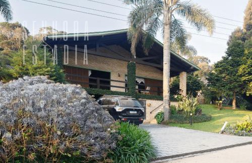 Rancho Queimado House | Casa Merlot: Cozy Retreat with Lake Views and Fireplace