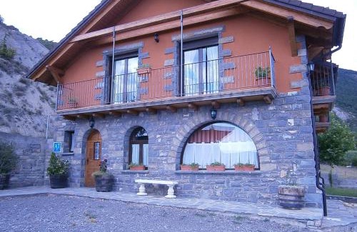 Sorripas Apartment | Casa Miguel Périz: Family-Friendly Retreat with Dining Options