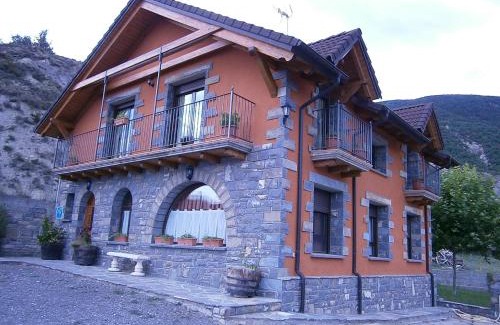 Sorripas Apartment | Casa Miguel Périz: Family-Friendly Retreat with Dining Options