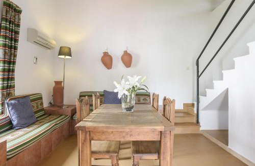 Zahora House | Casa Miguelin 3: Family-Friendly Retreat with Pool