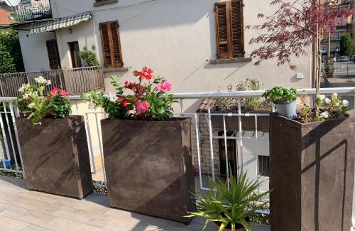 Sarnico Apartment | Discover Casa Miki: Oceanfront Stay with Pet-Friendly Perks