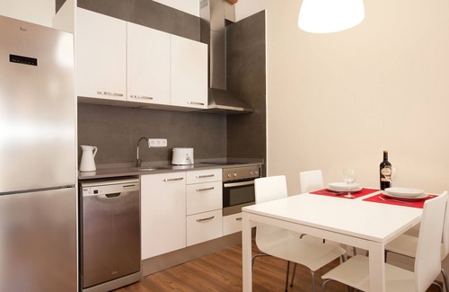 la Vila de Gracia Apartment | Casa Milá - Spacious Apartment in Gracia with Free WiFi