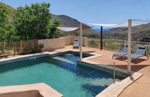 Gergal Bed & Breakfast | Casa Mimi: Oceanfront Retreat with Pool & High Guest Rating