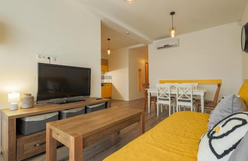 Balatonfoldvar Apartment | Relaxing Casa Mimoza Apartment with Ocean View & Pool