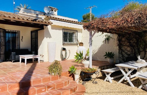 La Colina Bed & Breakfast | Casa Mina Villa: Family-Friendly Rooms with Pool Access