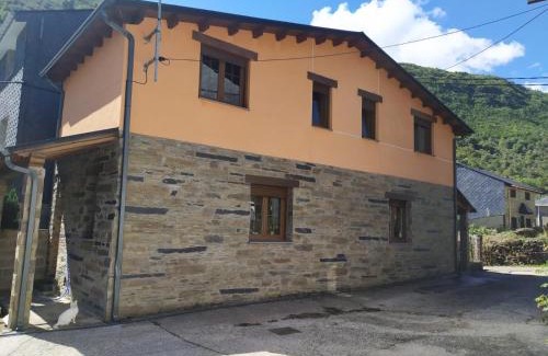 Peranzanes House | Family-Friendly Retreat at Casa Miravalles Fornela – 9.6/10