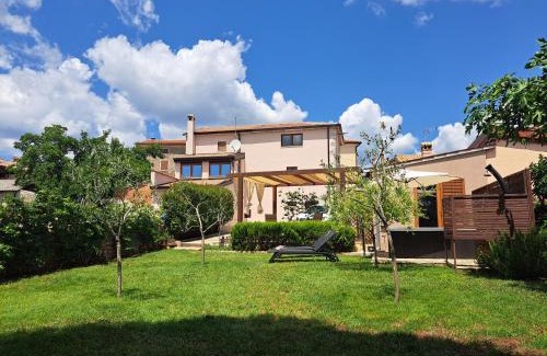 Kastelir House | Romantic Retreat: Casa Mirelia with Garden & Hot Tub
